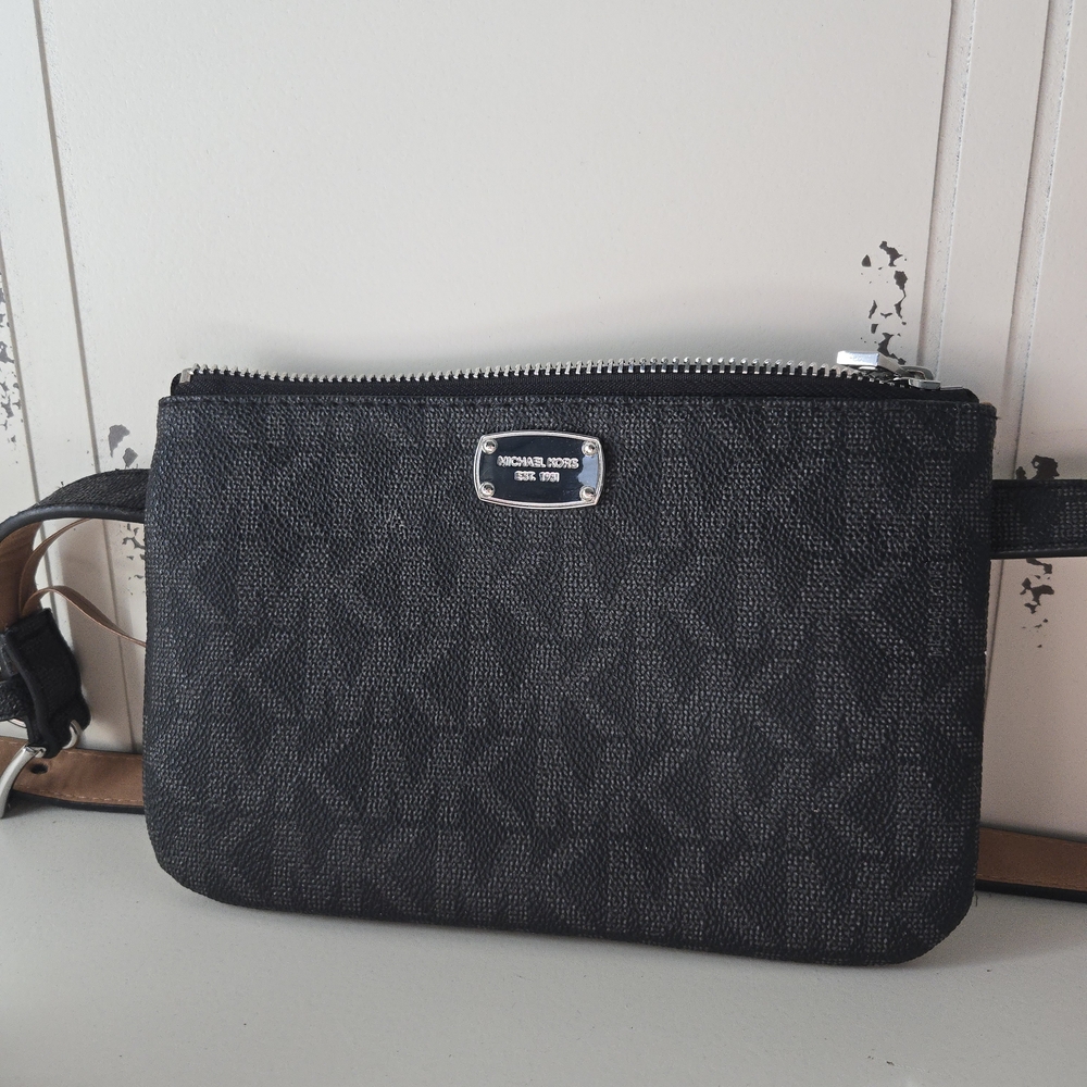 Michael Kors Signiture Women's Beltbag- Black